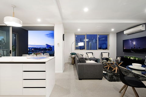 NEO Apartments Holidays Gold Coast - Tourism Caloundra 2