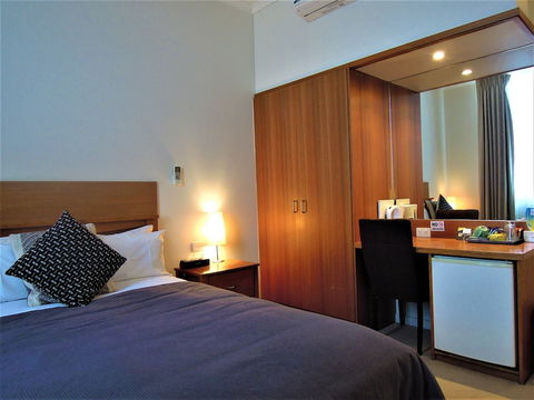 Plough Hotel - Tourism Caloundra 1