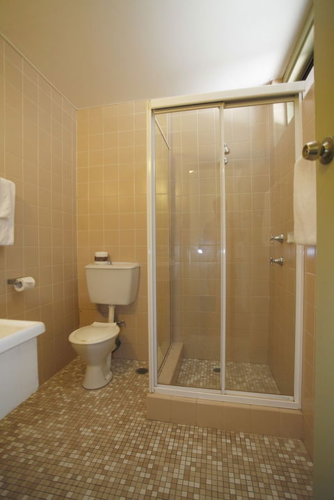Maclin Lodge Motel - Tourism Caloundra 5