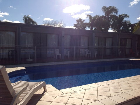 Sunraysia Motel & Holiday Apartments - Tourism Caloundra 3