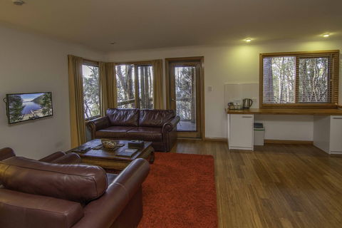 Lake St Clair Lodge - Tourism Caloundra 3