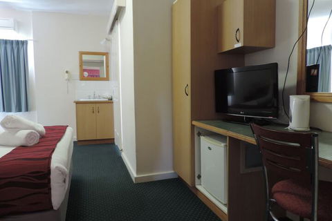 O'Shea's Royal Hotel - Tourism Caloundra 3