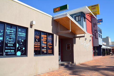 O'Shea's Royal Hotel - Tourism Caloundra 1