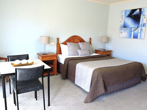Melaleuca Motel - Tourism Caloundra 1