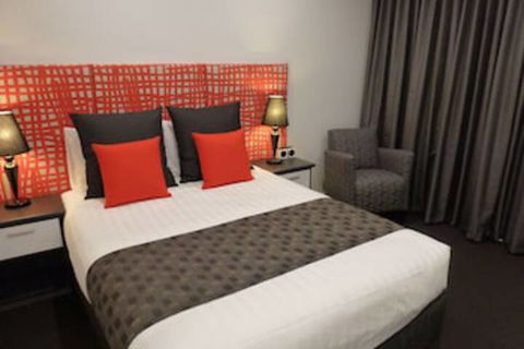 Golden Chain Tower Motor Inn - Tourism Caloundra 0