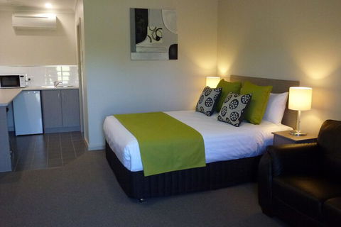 Golden Chain Tower Motor Inn - Tourism Caloundra 1