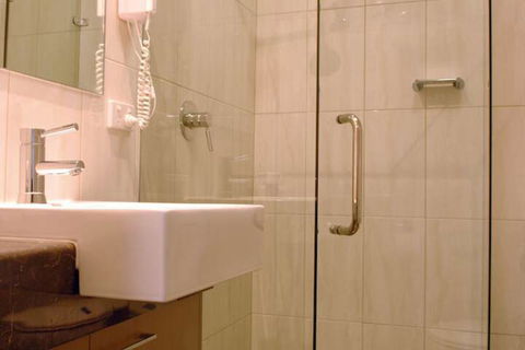 Golden Chain Tower Motor Inn - Tourism Caloundra 6