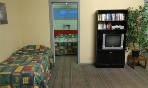 Avalon Motel - Tourism Caloundra 5