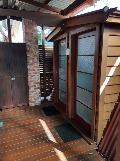 Admiral Stirling Inn - Tourism Caloundra 1