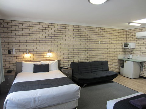 Cowra Crest Motel - Tourism Caloundra 3