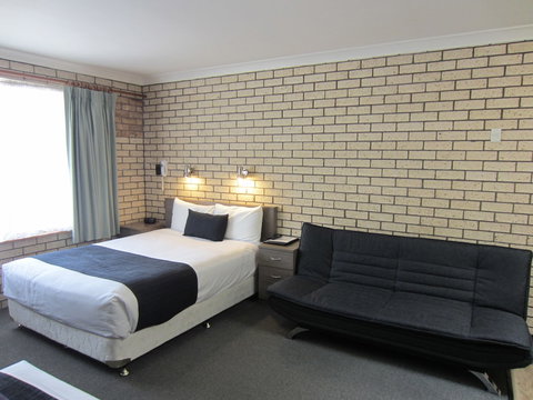 Cowra Crest Motel - Tourism Caloundra 2