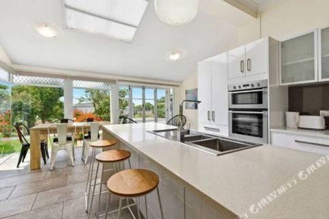 Rose Garden Spacious Family Home Near CBD - Tourism Caloundra 4