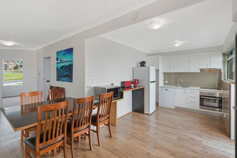 Whalevue Unit 2 - Tourism Caloundra 1
