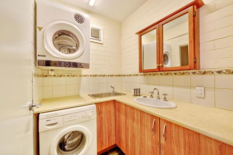 Snow Ski Apartments 16 - Tourism Caloundra 5