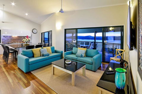 NEWLY BEAUTFULLY RENOVATED 16 The Casuarina 3 Bedroom House With 180 Degree Ocean Views - Tourism Caloundra 6