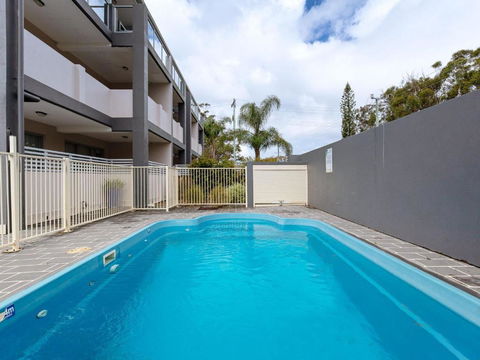 9 Shoal Bay Beach Apartments 2 Shoal Bay Road Air Conditioning & Complex Swimming Pool - Tourism Caloundra 1