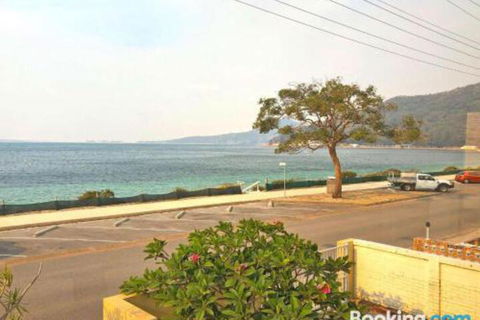 Mooring Two Upstairs 23 Shoal Bay Rd Stunning Views WIFI Air Conditioning & Boat Parking - Tourism Caloundra 2