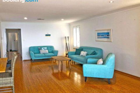 Mooring Two Upstairs 23 Shoal Bay Rd Stunning Views WIFI Air Conditioning & Boat Parking - Tourism Caloundra 5