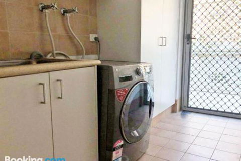 Mooring Two Upstairs 23 Shoal Bay Rd Stunning Views WIFI Air Conditioning & Boat Parking - Tourism Caloundra 3