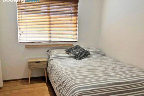 Mooring Two Upstairs 23 Shoal Bay Rd Stunning Views WIFI Air Conditioning & Boat Parking - Tourism Caloundra 4