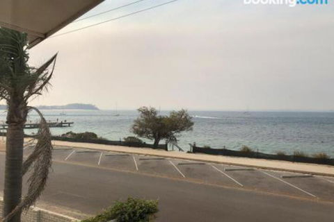 Mooring Two Upstairs 23 Shoal Bay Rd Stunning Views WIFI Air Conditioning & Boat Parking - Tourism Caloundra 6