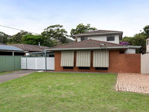 Willows At The Bay 111 Horace St. Large House With Aircon WIFI & Boat Parking. - Tourism Caloundra 0