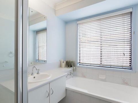 Willows At The Bay 111 Horace St. Large House With Aircon WIFI & Boat Parking. - Tourism Caloundra 1