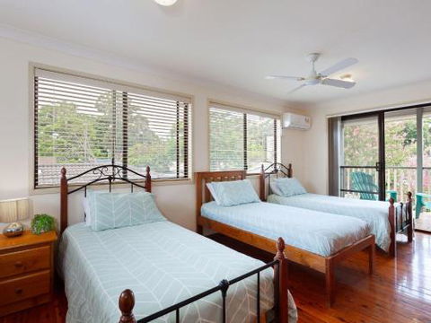 Willows At The Bay 111 Horace St. Large House With Aircon WIFI & Boat Parking. - Tourism Caloundra 4