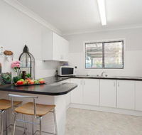 Lorikeet Retreat 2 / 117 Tomaree Rd Pet Friendly Air Conditioned Holiday House - Tourism Caloundra