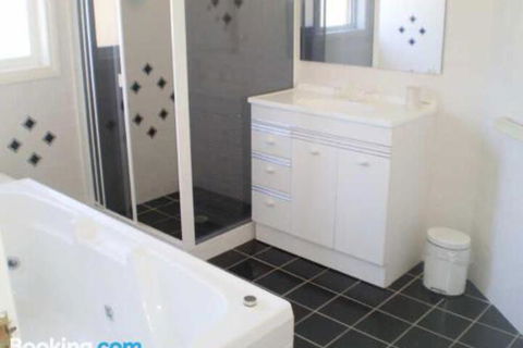 Retreat On Surf Beach - Tourism Caloundra 4