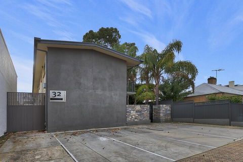 Former Dress Circle Nth Adelaide Apt With Aircon - Tourism Caloundra 0