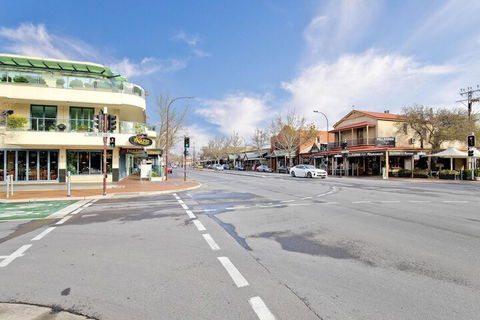 Former Dress Circle Nth Adelaide Apt With Aircon - Tourism Caloundra 4