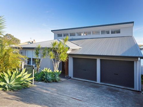 Absolute Waterfront Lakehouse Fishing Point Waterfront Pool Jetty - Tourism Caloundra 3