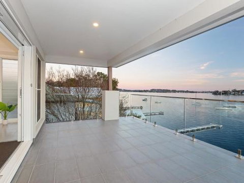 Absolute Waterfront Lakehouse Fishing Point Waterfront Pool Jetty - Tourism Caloundra 4