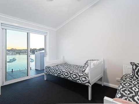 Absolute Waterfront Lakehouse Fishing Point Waterfront Pool Jetty - Tourism Caloundra 2