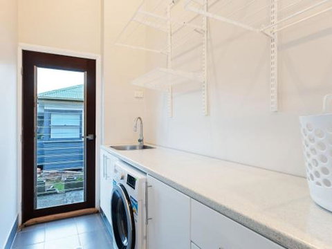 Absolute Waterfront Lakehouse Fishing Point Waterfront Pool Jetty - Tourism Caloundra 1