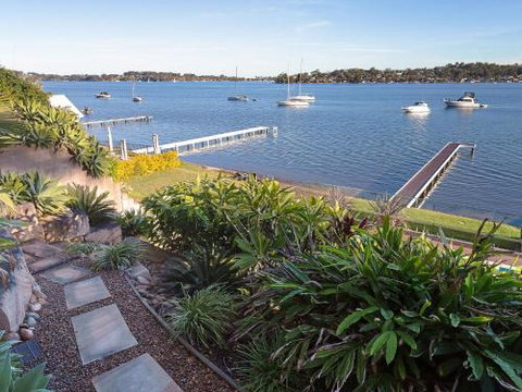 Absolute Waterfront Lakehouse Fishing Point Waterfront Pool Jetty - Tourism Caloundra 6