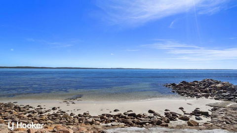 Yacaaba Beautiful Waterfront Location - Tourism Caloundra 3