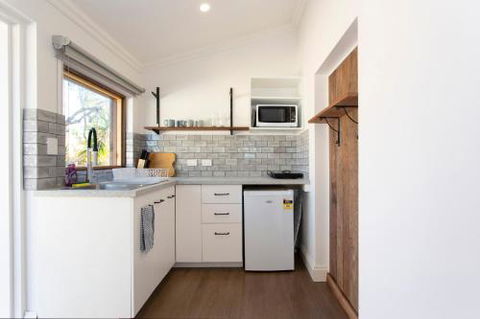 Dingo At White Gum Lodge - Tourism Caloundra 3