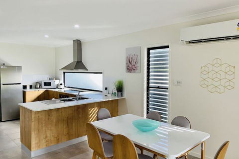 WHITSUNDAY Spacious & Comfortable Moments From Picturesque Boardwalk - Tourism Caloundra 6