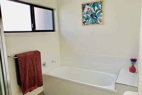 WHITSUNDAY Spacious & Comfortable Moments From Picturesque Boardwalk - Tourism Caloundra 4