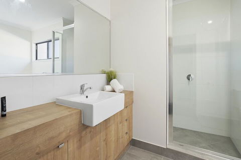 WHITSUNDAY Spacious & Comfortable Moments From Picturesque Boardwalk - Tourism Caloundra 3