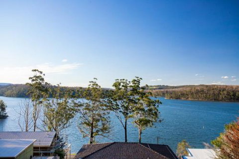 Home On The Water 21 Evans St. Lake Conjola - Tourism Caloundra 1