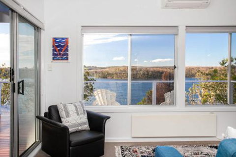 Home On The Water 21 Evans St. Lake Conjola - Tourism Caloundra 5