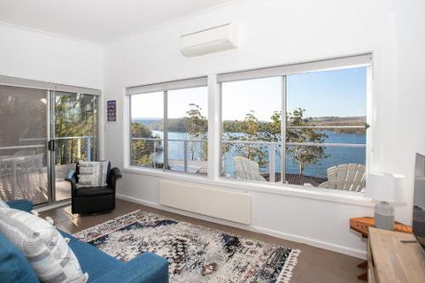 Home On The Water 21 Evans St. Lake Conjola - Tourism Caloundra 3