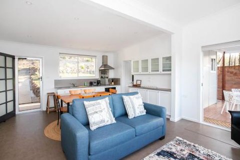 Home On The Water 21 Evans St. Lake Conjola - Tourism Caloundra 4