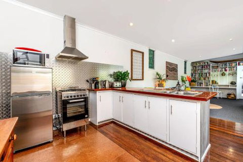 SUNSET BEACH SHACK On SURF - Tourism Caloundra 6