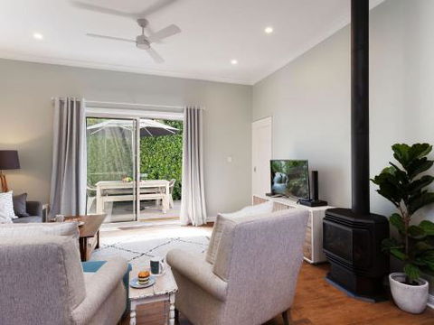 Escape To The Cottage 68 Tomaree Rd Boat Parking & WIFI - Tourism Caloundra 3