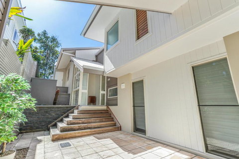 The Peachy Life Sunshine Beach - Tourism Caloundra 4