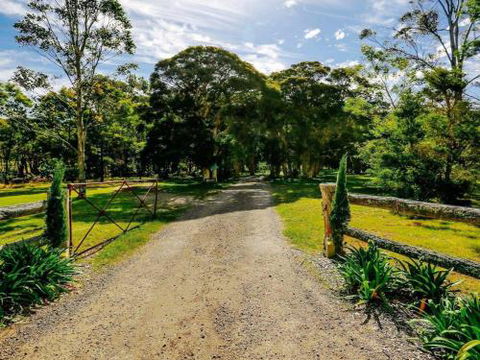 THE ANGAS CARRIAGE Alpine Southern Highlands 4pm Check Out On Sundays - Tourism Caloundra 6